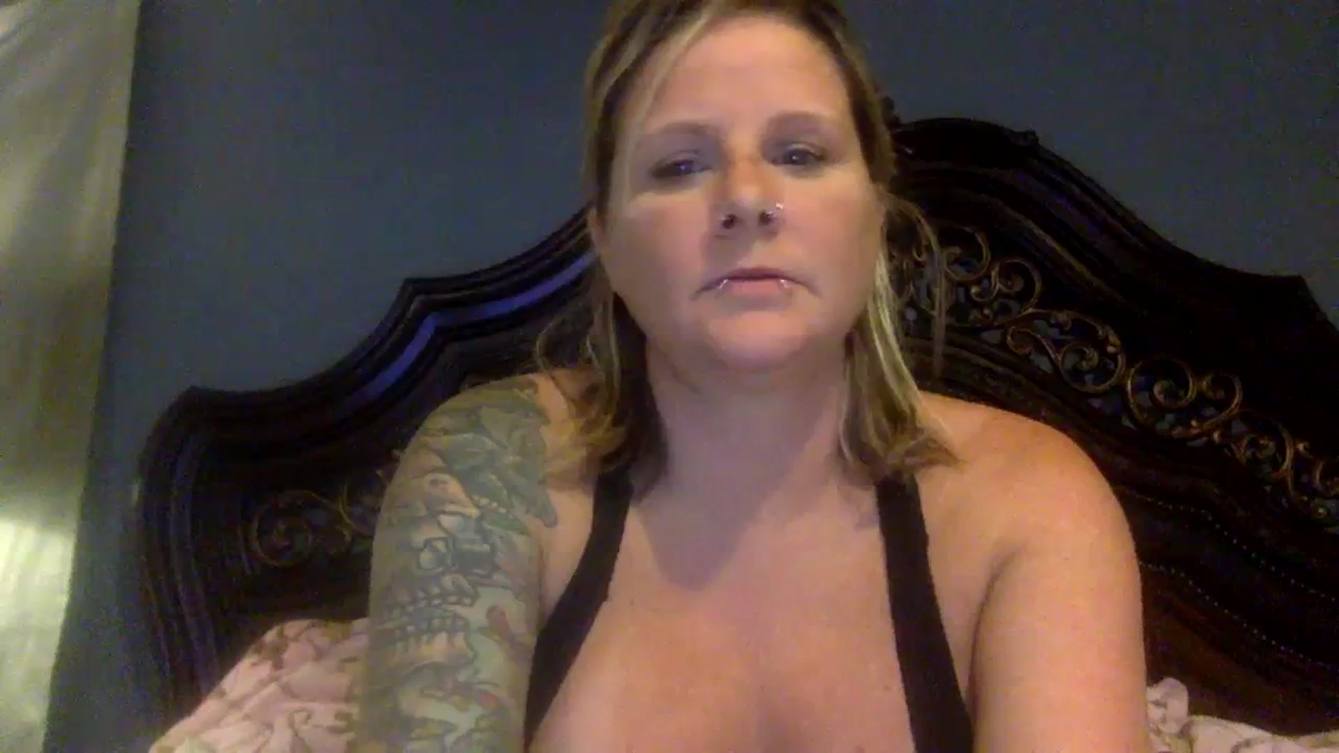 Gallery image thumbnail from LilMissApril's myfreecams stream on, 10/29/2023, 11:29 image 17 of 20
