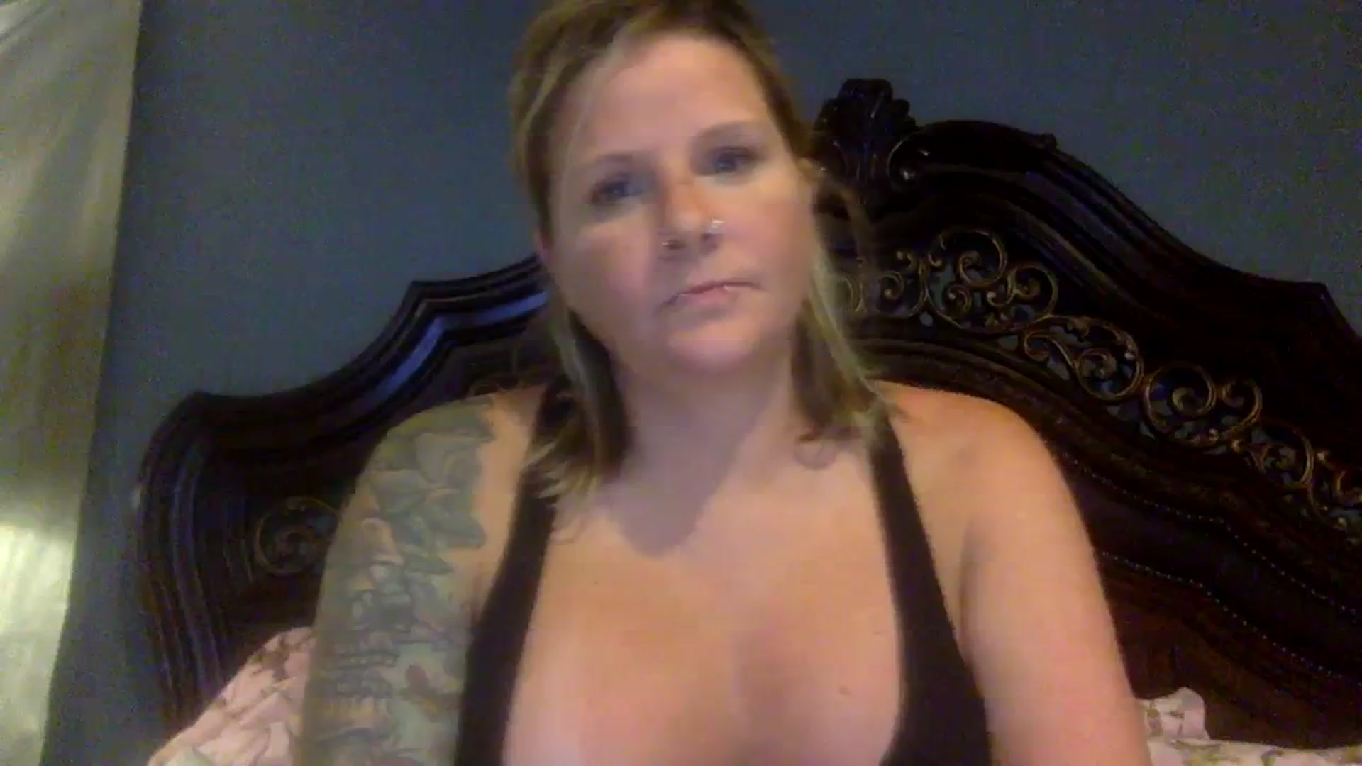 Gallery image thumbnail from LilMissApril's myfreecams stream on, 10/29/2023, 11:29 image 9 of 20