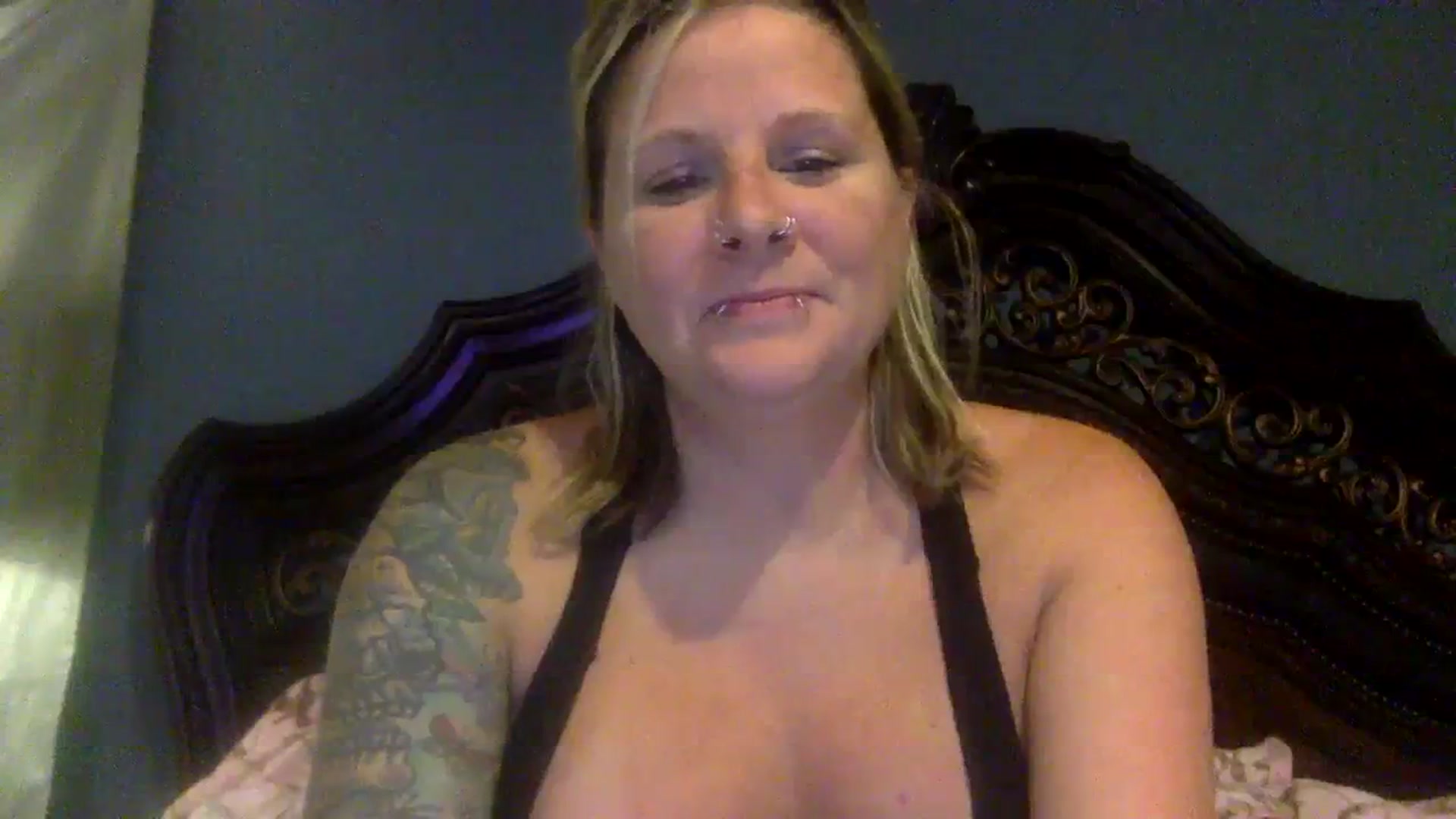 Gallery image thumbnail from LilMissApril's myfreecams stream on, 10/29/2023, 11:29 image 14 of 20