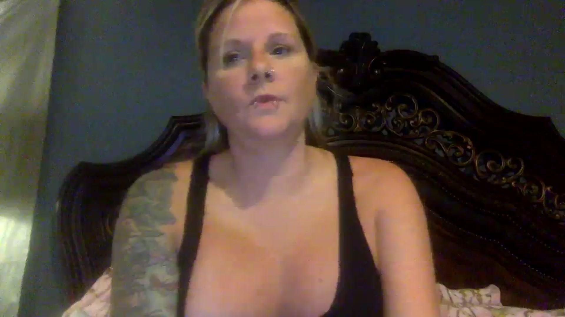 Gallery image thumbnail from LilMissApril's myfreecams stream on, 10/29/2023, 11:29 image 3 of 20