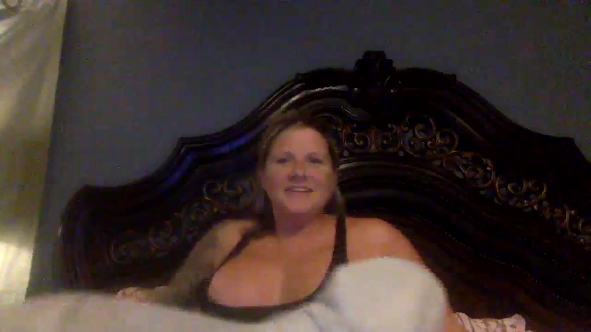 Gallery image thumbnail from LilMissApril's myfreecams stream on, 10/29/2023, 11:29 image 10 of 20