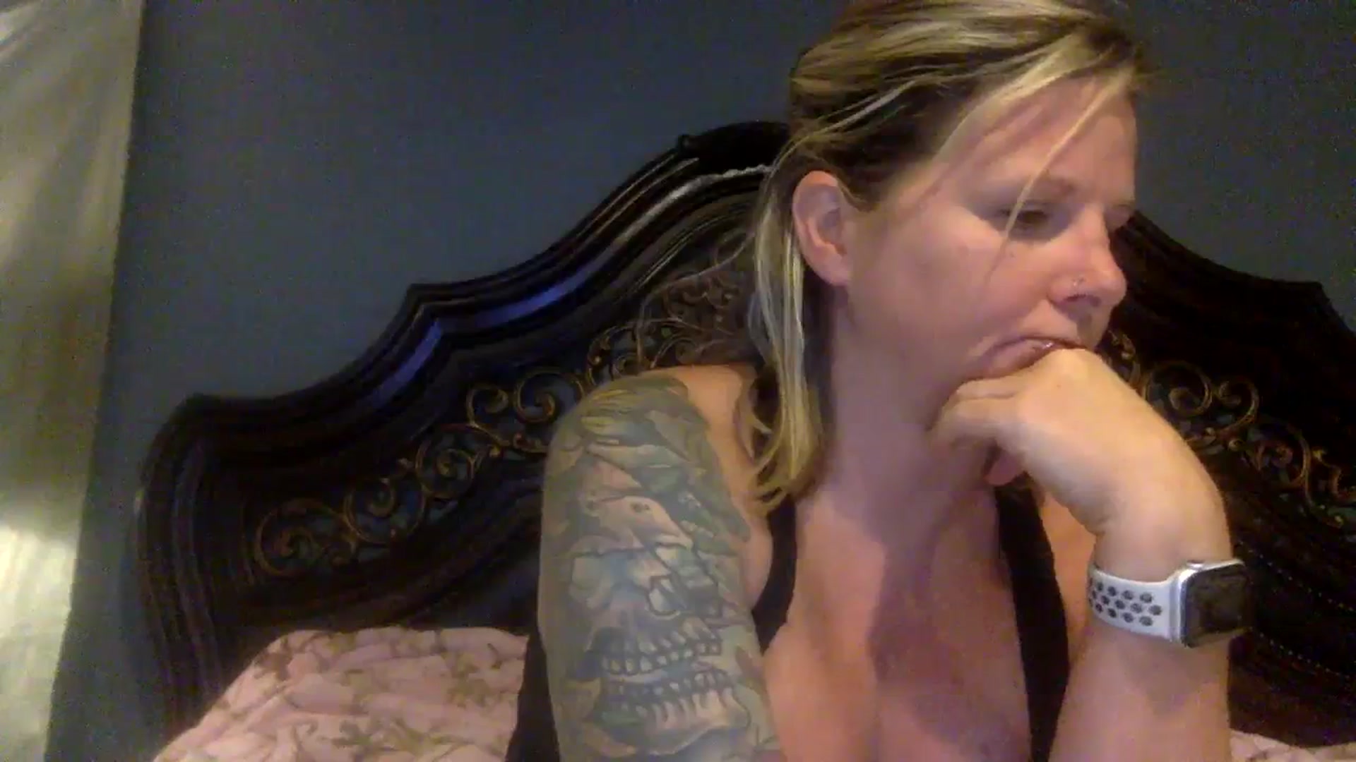 Gallery image thumbnail from LilMissApril's myfreecams stream on, 10/29/2023, 11:29 image 12 of 20