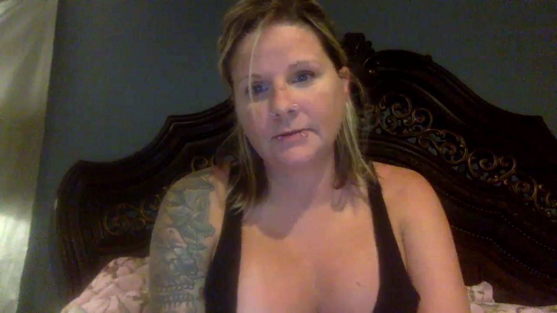 Gallery image thumbnail from LilMissApril's myfreecams stream on, 10/29/2023, 11:29 image 7 of 20