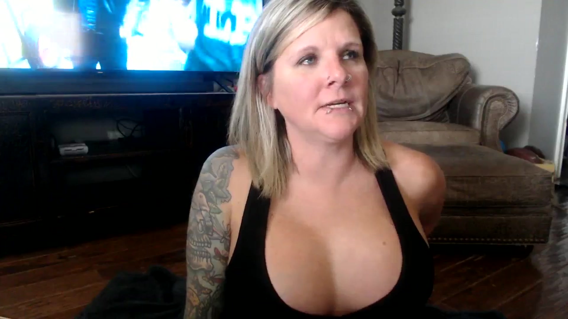 Gallery image thumbnail from LilMissApril's myfreecams stream on, 11/02/2023, 17:47 image 6 of 20