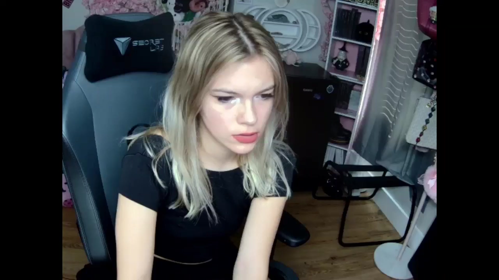 Gallery image thumbnail from Lil__Bunny's myfreecams stream on, 11/30/2024, 17:02 image 14 of 20