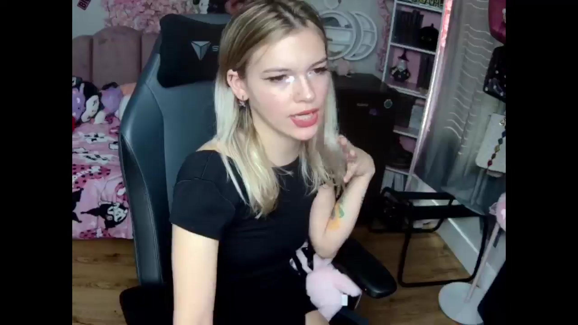 Gallery image thumbnail from Lil__Bunny's myfreecams stream on, 11/30/2024, 17:02 image 4 of 20