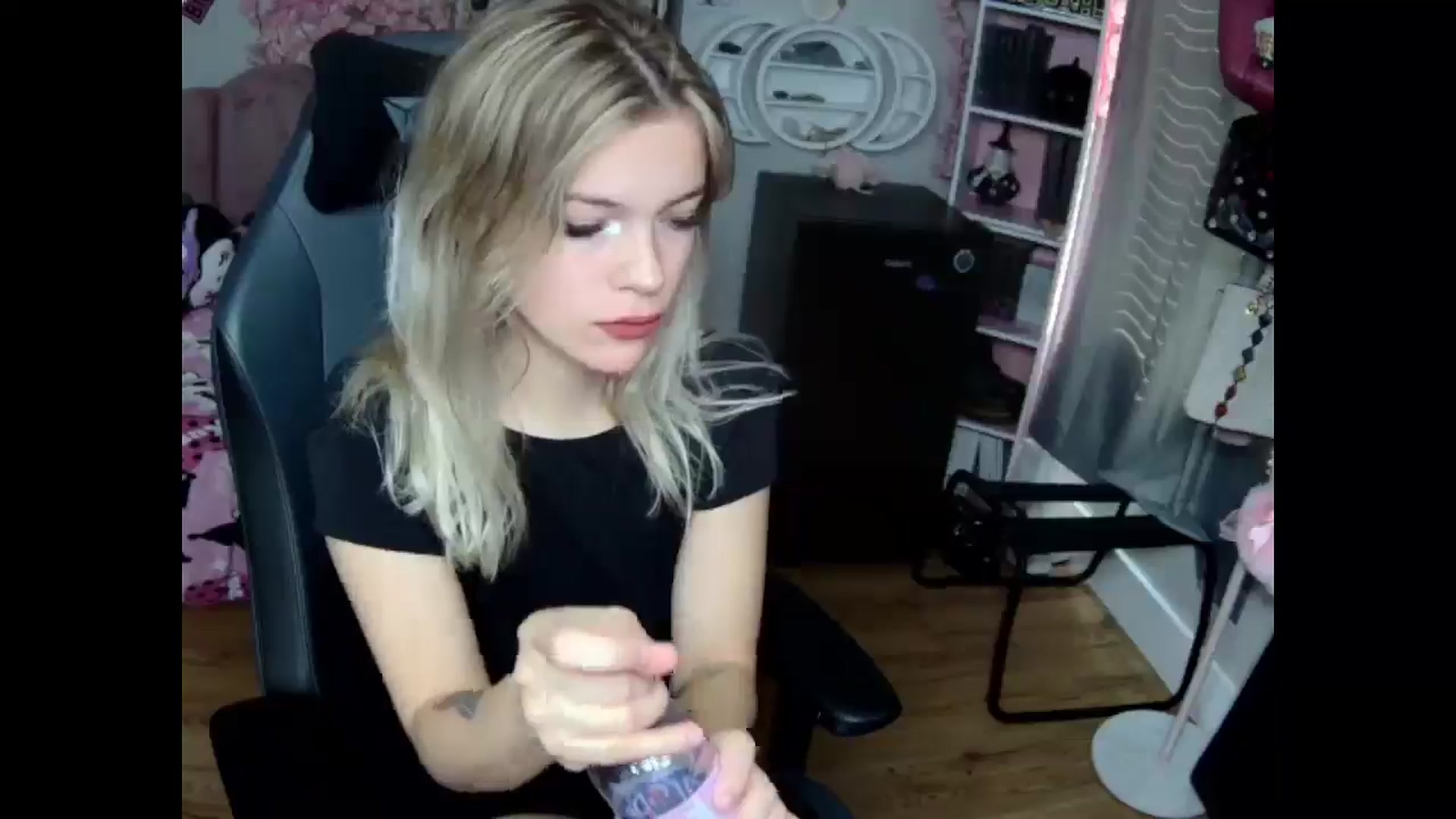 Gallery image thumbnail from Lil__Bunny's myfreecams stream on, 11/30/2024, 17:02 image 13 of 20