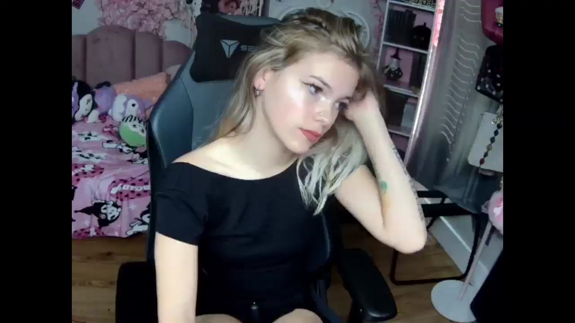 Gallery image thumbnail from Lil__Bunny's myfreecams stream on, 11/30/2024, 17:02 image 17 of 20
