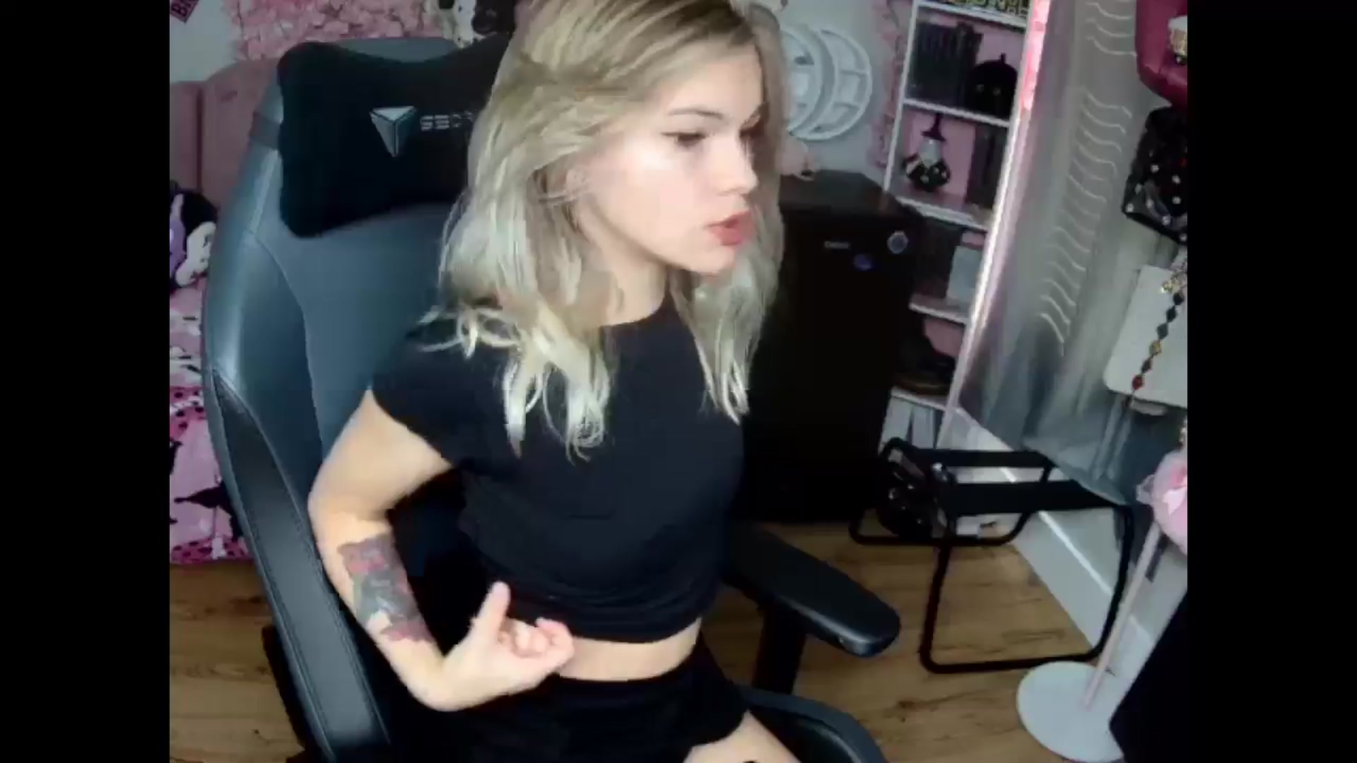 Gallery image thumbnail from Lil__Bunny's myfreecams stream on, 11/30/2024, 17:02 image 19 of 20