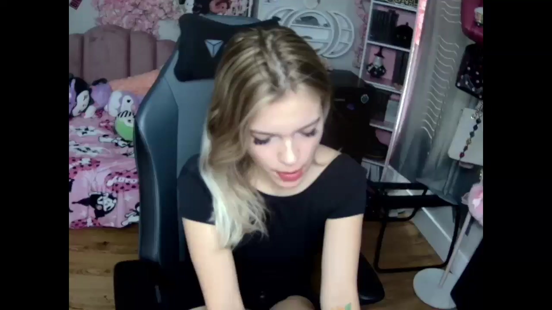 Gallery image thumbnail from Lil__Bunny's myfreecams stream on, 11/30/2024, 17:02 image 18 of 20