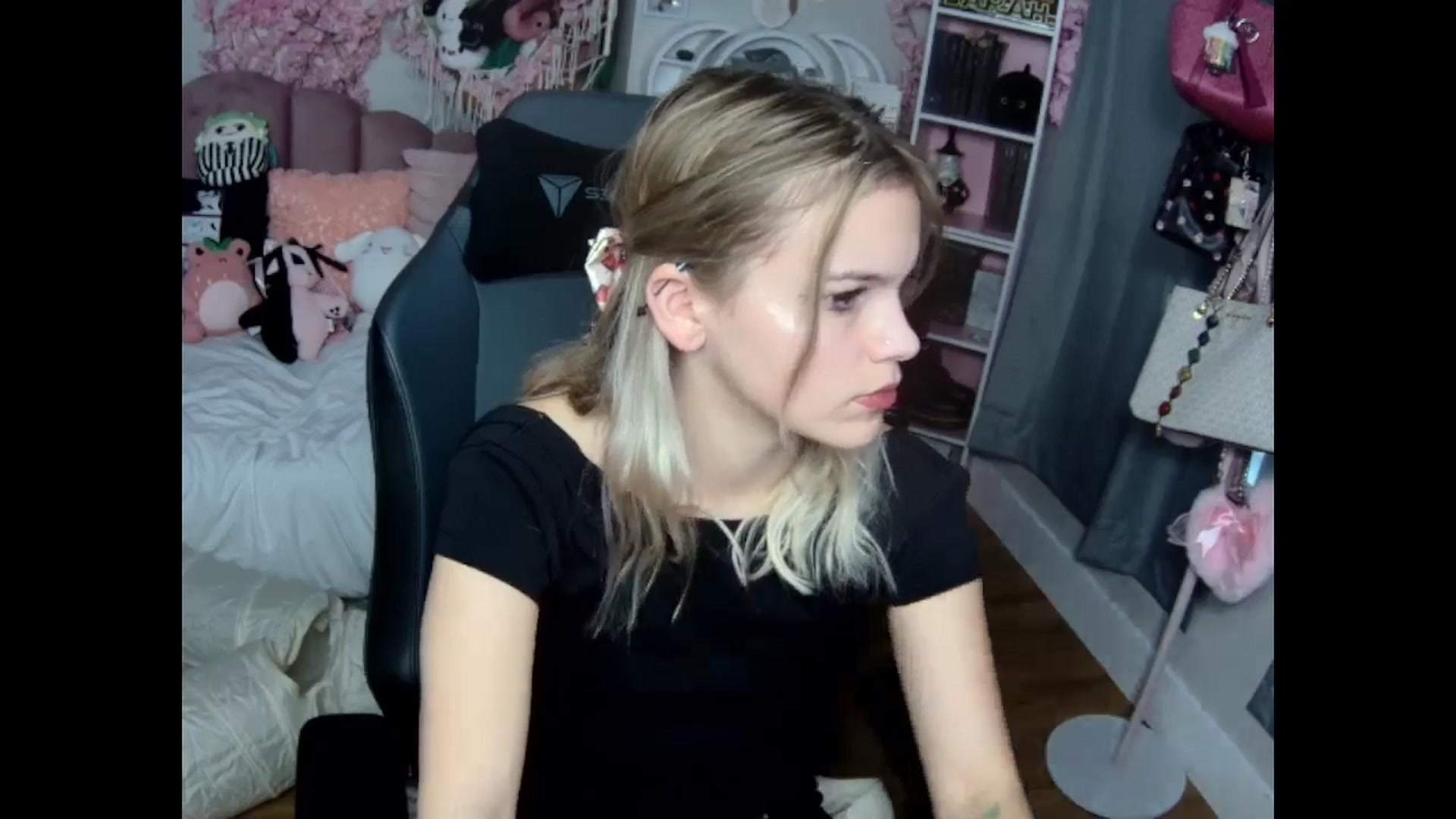 Gallery image thumbnail from Lil__Bunny's myfreecams stream on, 12/01/2024, 20:44 image 20 of 20