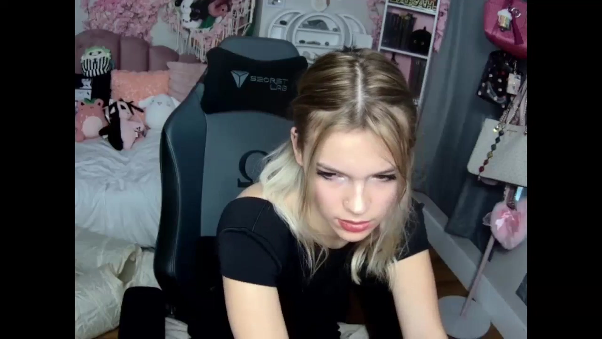 Gallery image thumbnail from Lil__Bunny's myfreecams stream on, 12/01/2024, 20:44 image 14 of 20