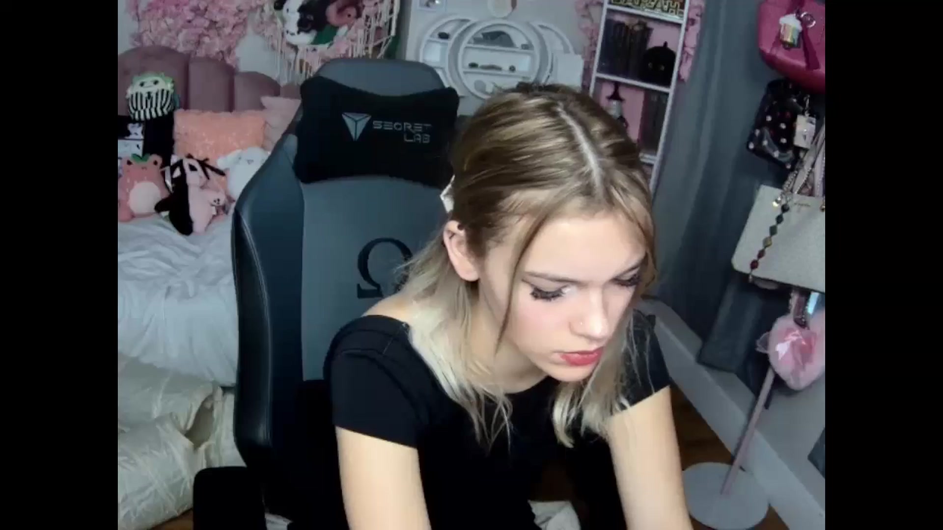 Gallery image thumbnail from Lil__Bunny's myfreecams stream on, 12/01/2024, 20:44 image 17 of 20
