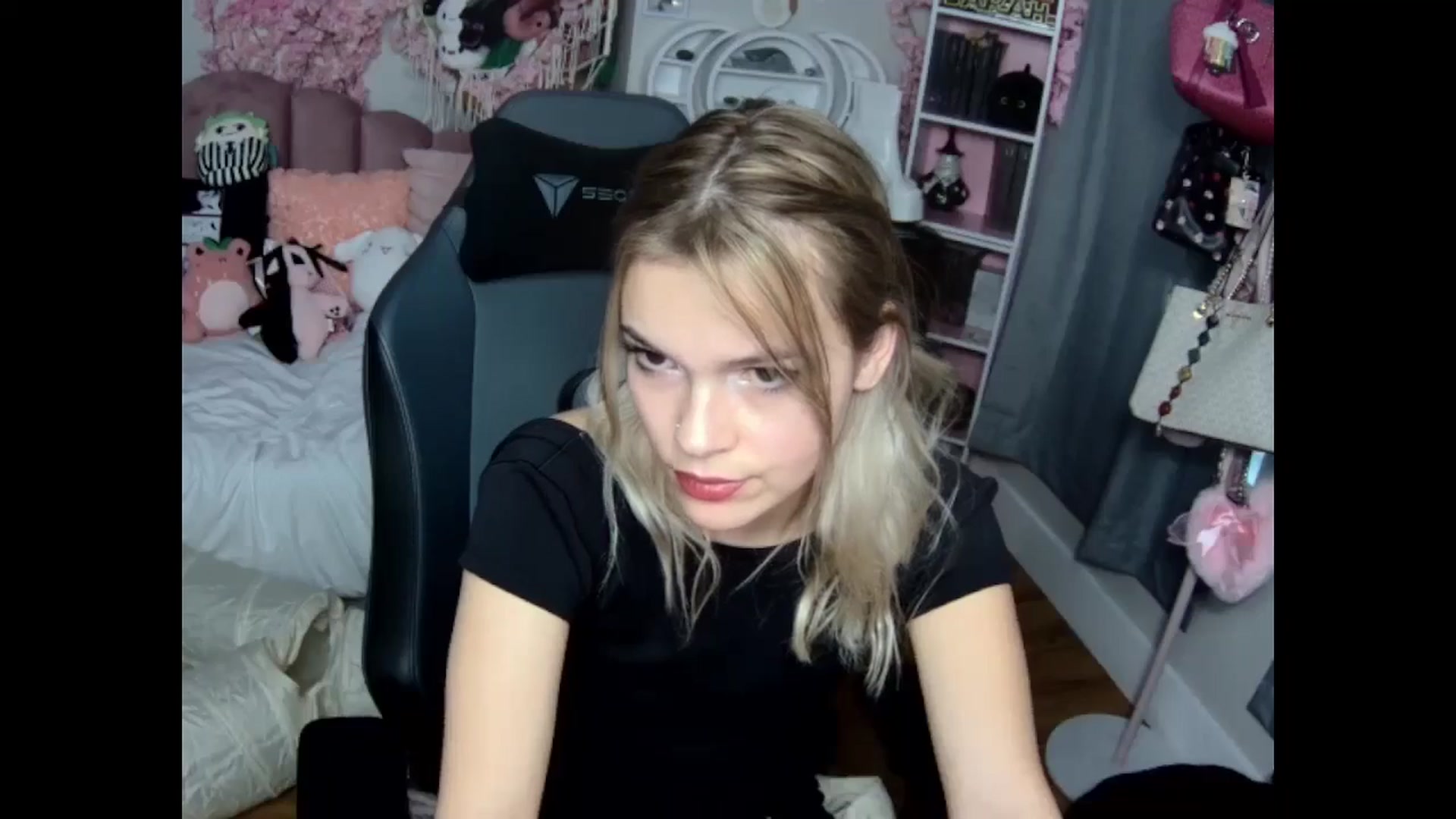 Gallery image thumbnail from Lil__Bunny's myfreecams stream on, 12/01/2024, 20:44 image 18 of 20