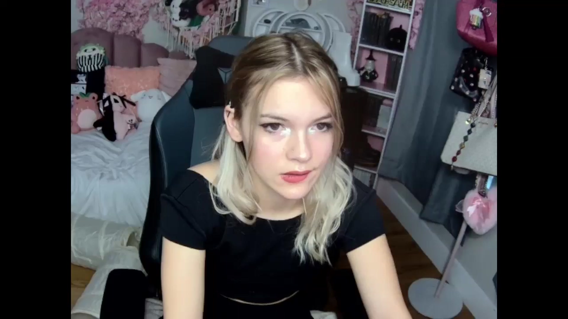 Gallery image thumbnail from Lil__Bunny's myfreecams stream on, 12/01/2024, 20:44 image 2 of 20