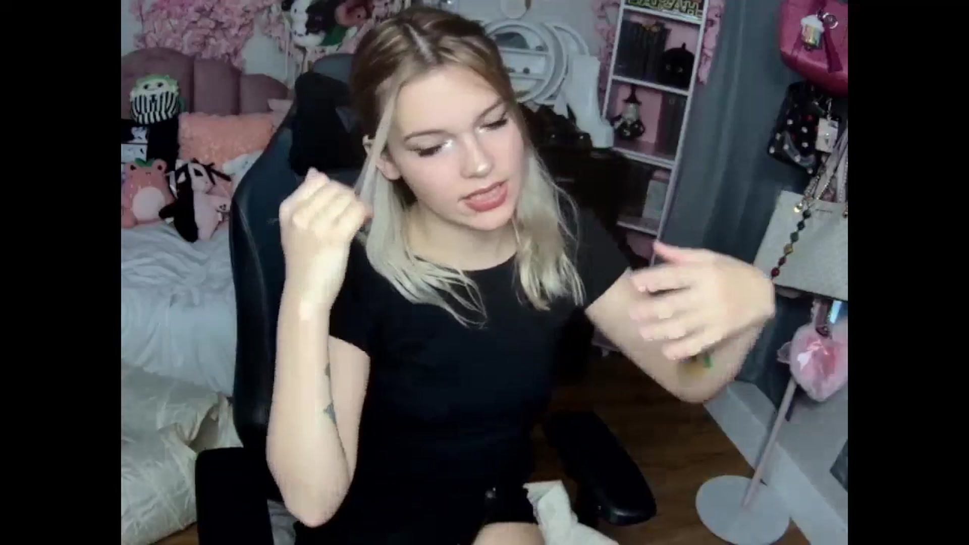 Gallery image thumbnail from Lil__Bunny's myfreecams stream on, 12/01/2024, 20:44 image 13 of 20