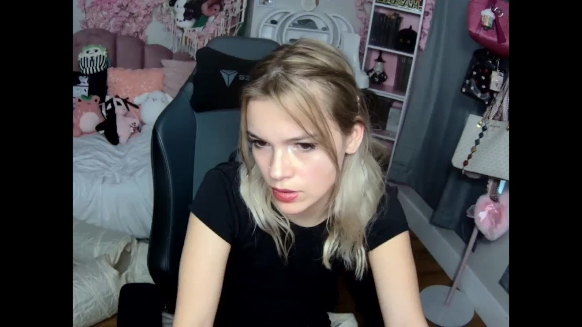 Gallery image thumbnail from Lil__Bunny's myfreecams stream on, 12/01/2024, 20:44 image 15 of 20