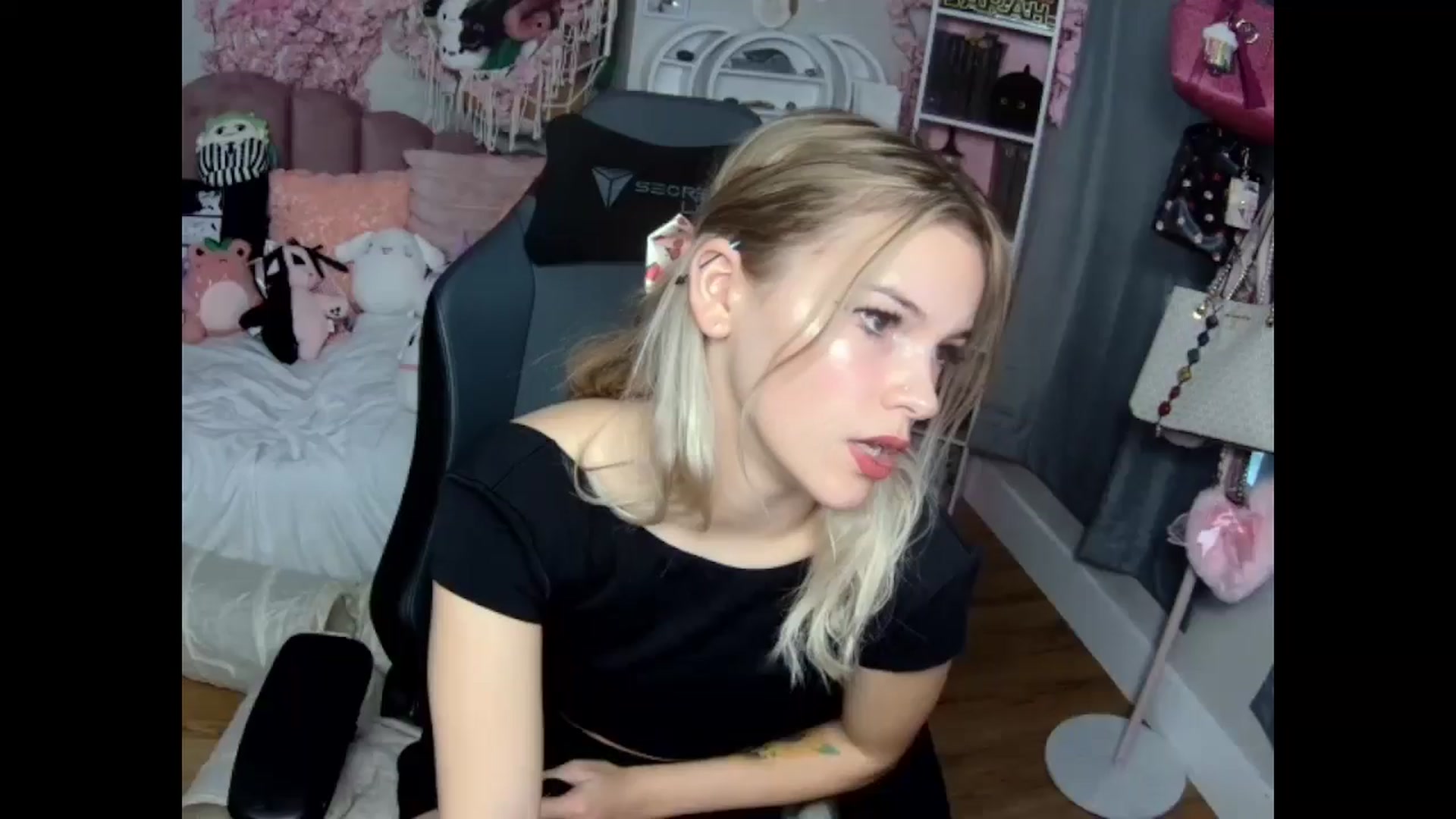Gallery image thumbnail from Lil__Bunny's myfreecams stream on, 12/01/2024, 20:44 image 1 of 20