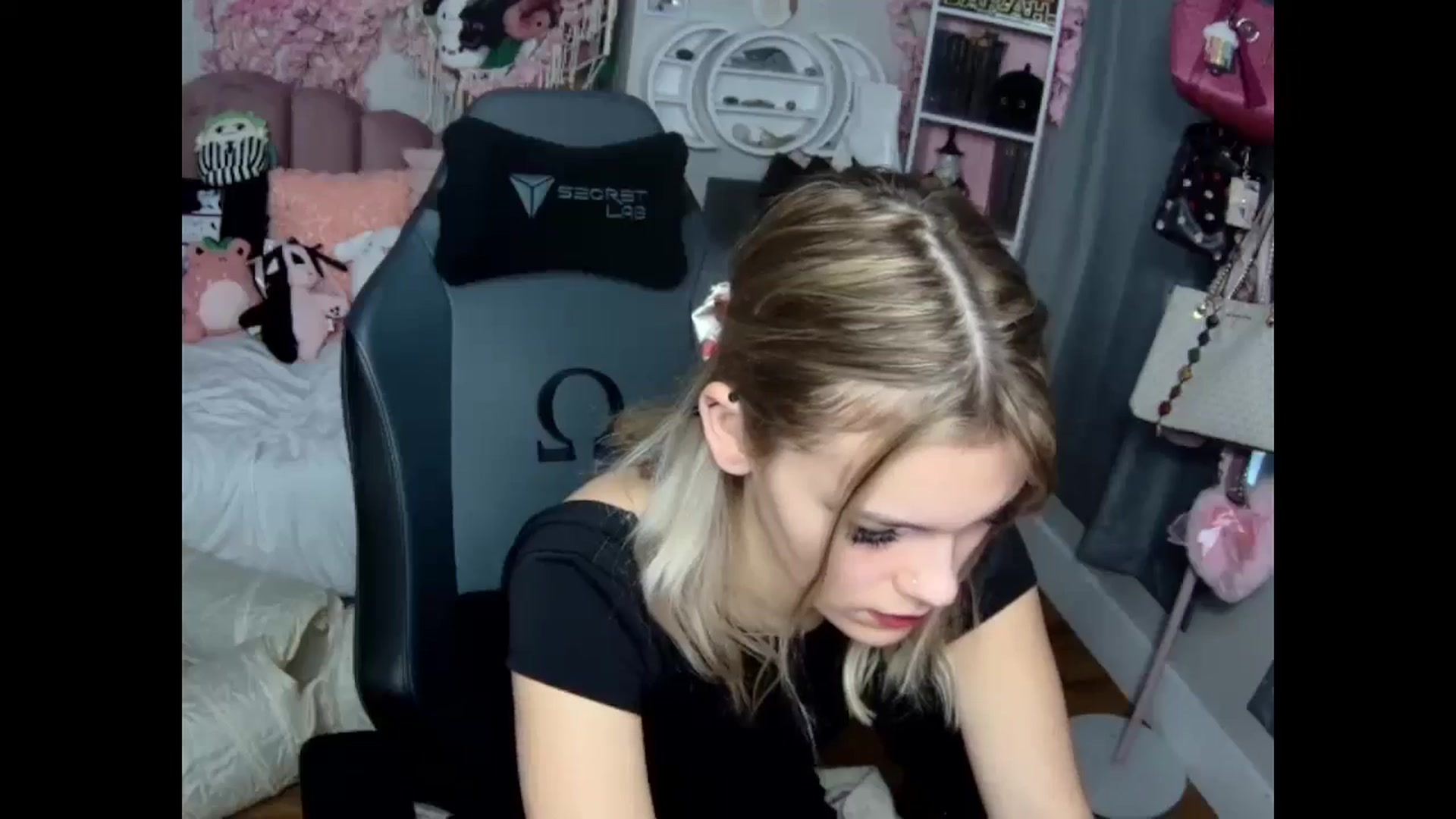 Gallery image thumbnail from Lil__Bunny's myfreecams stream on, 12/01/2024, 20:44 image 16 of 20