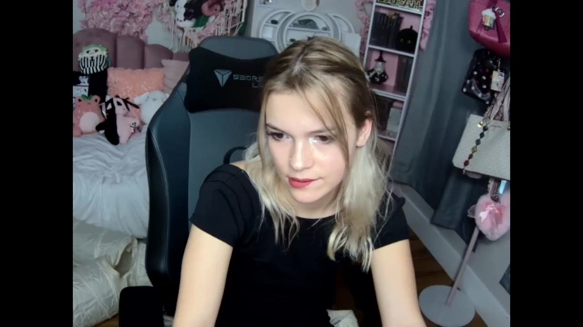 Gallery image thumbnail from Lil__Bunny's myfreecams stream on, 12/01/2024, 20:44 image 19 of 20