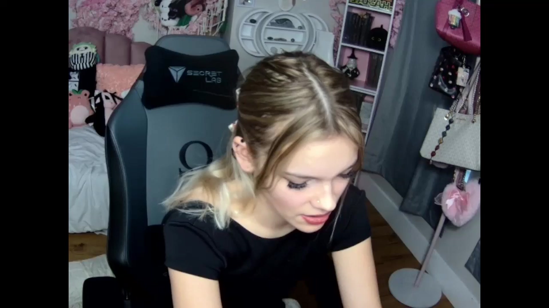 Gallery image thumbnail from Lil__Bunny's myfreecams stream on, 12/01/2024, 22:21 image 1 of 20