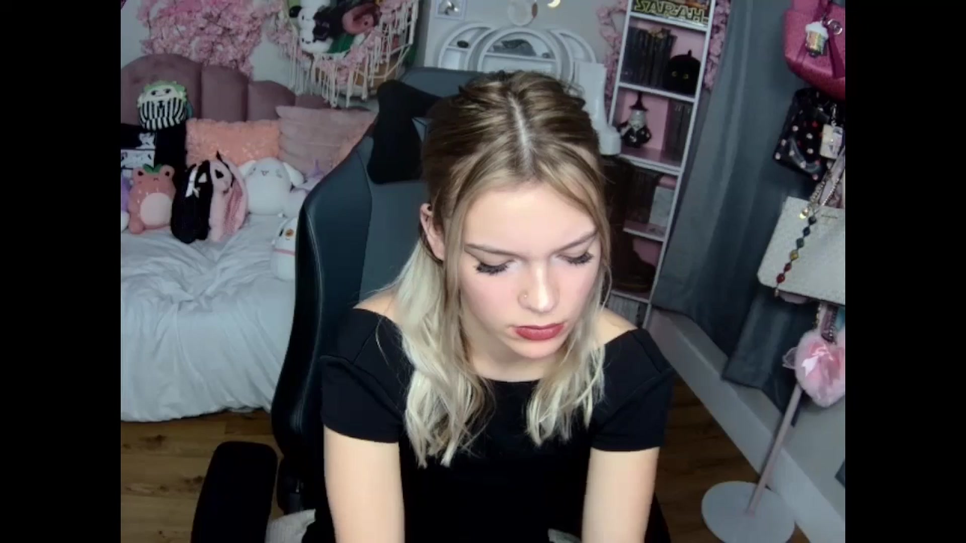 Gallery image thumbnail from Lil__Bunny's myfreecams stream on, 12/01/2024, 22:21 image 20 of 20