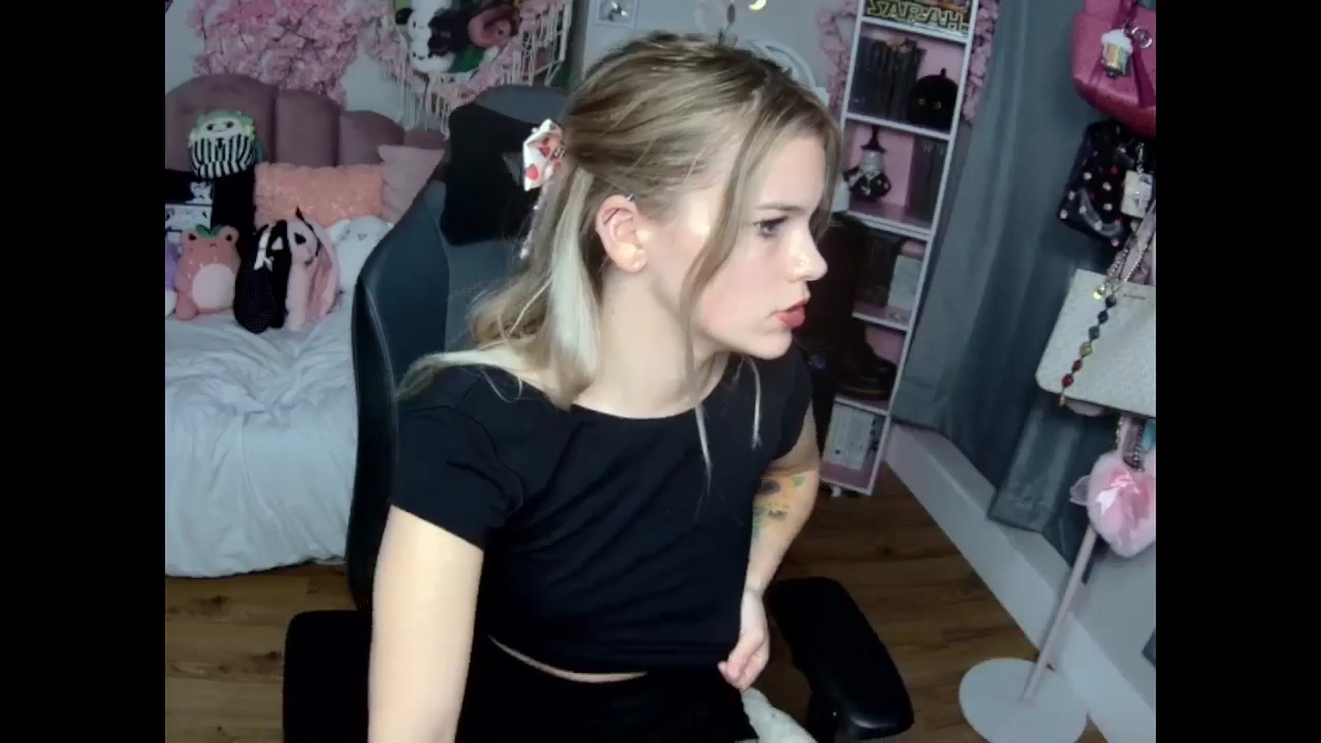 Gallery image thumbnail from Lil__Bunny's myfreecams stream on, 12/01/2024, 22:21 image 19 of 20
