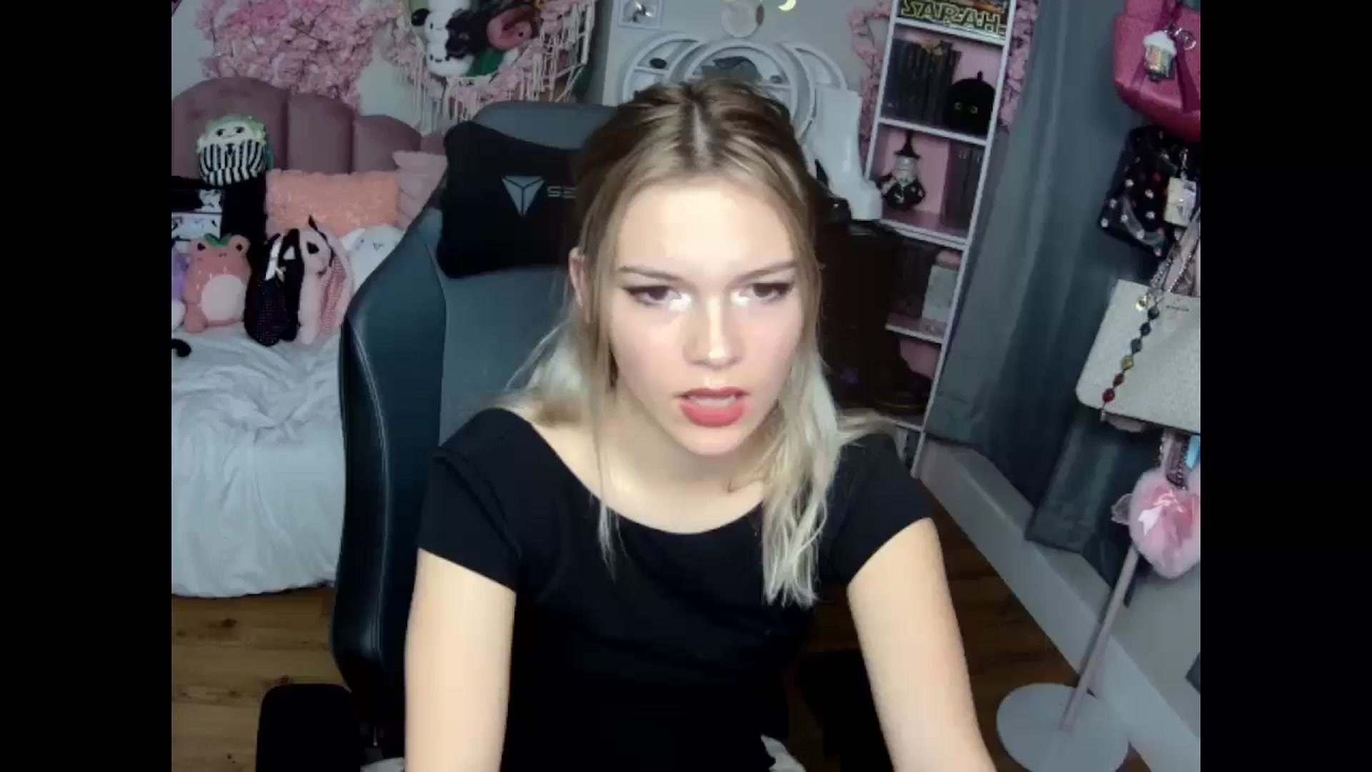 Gallery image thumbnail from Lil__Bunny's myfreecams stream on, 12/01/2024, 22:21 image 13 of 20