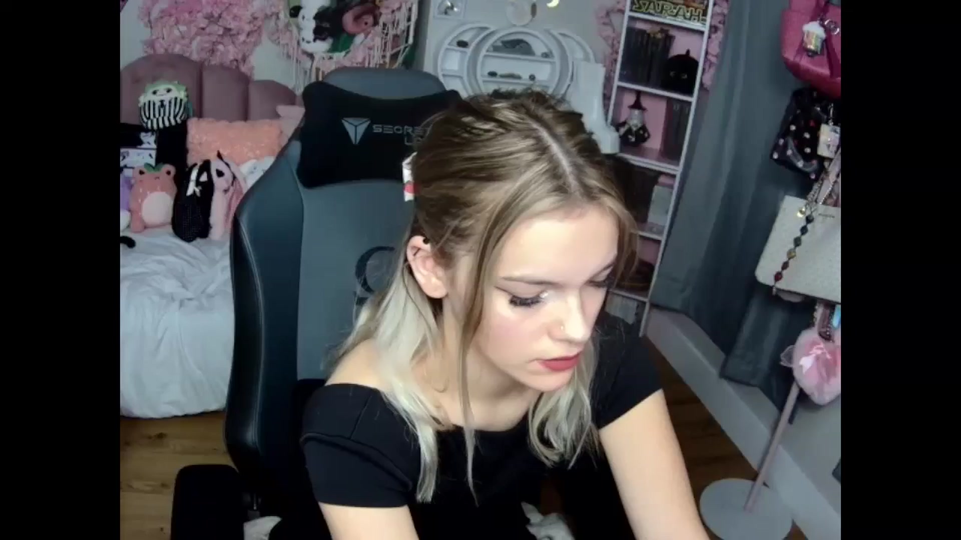 Gallery image thumbnail from Lil__Bunny's myfreecams stream on, 12/01/2024, 22:21 image 12 of 20