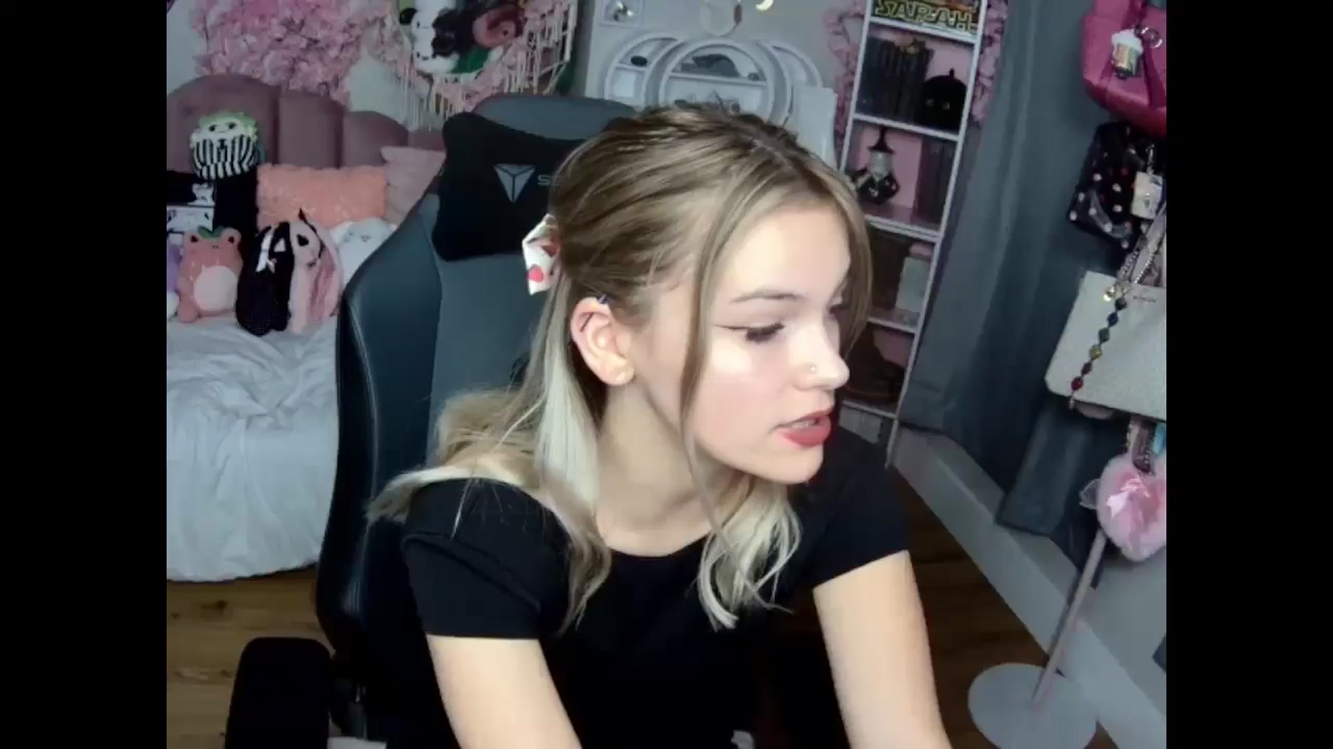 Gallery image thumbnail from Lil__Bunny's myfreecams stream on, 12/01/2024, 22:21 image 17 of 20