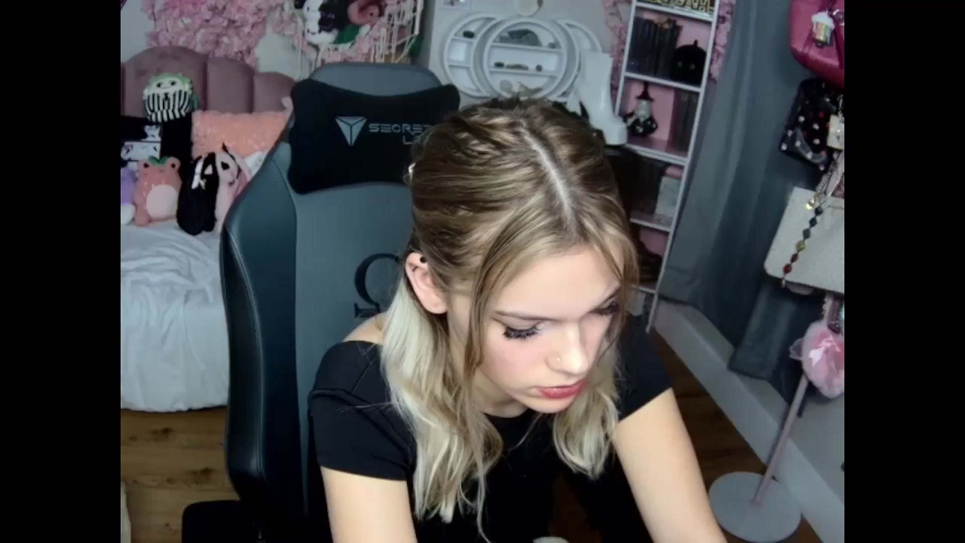 Gallery image thumbnail from Lil__Bunny's myfreecams stream on, 12/01/2024, 22:21 image 8 of 20