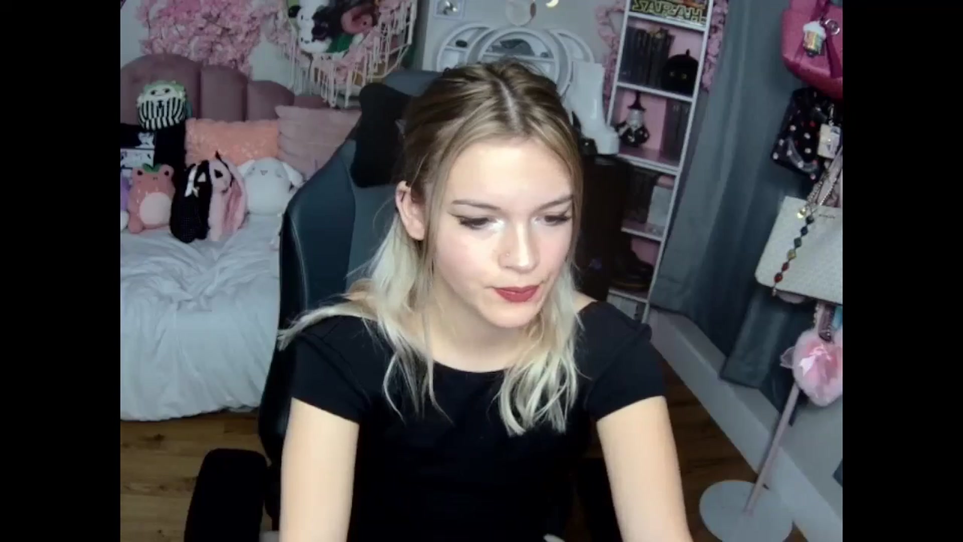 Gallery image thumbnail from Lil__Bunny's myfreecams stream on, 12/01/2024, 22:21 image 18 of 20