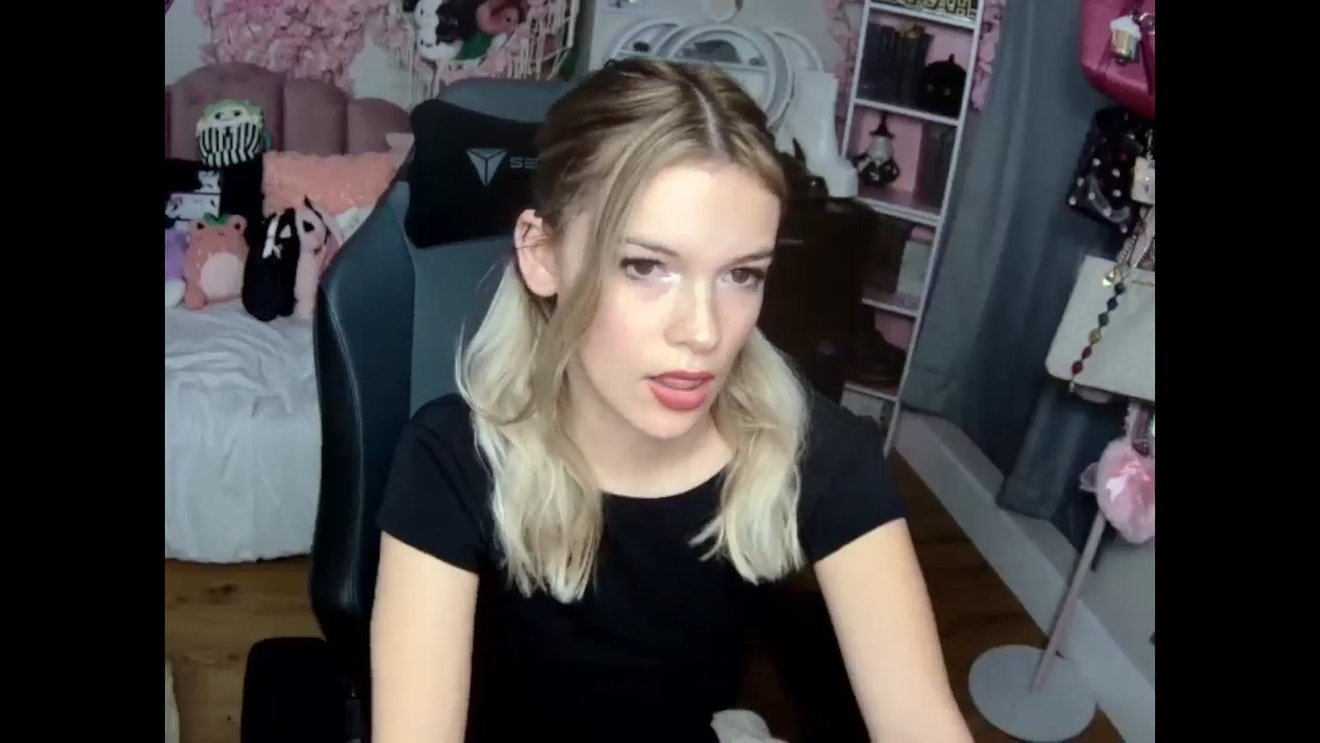 Gallery image thumbnail from Lil__Bunny's myfreecams stream on, 12/01/2024, 22:21 image 5 of 20