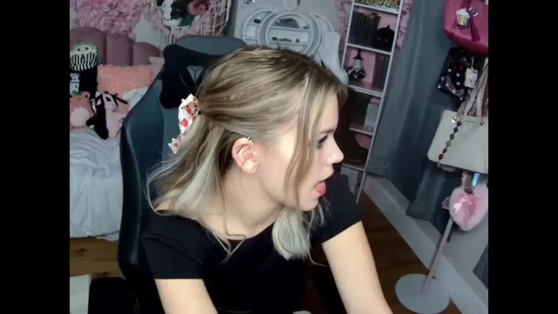 Gallery image thumbnail from Lil__Bunny's myfreecams stream on, 12/01/2024, 22:21 image 3 of 20