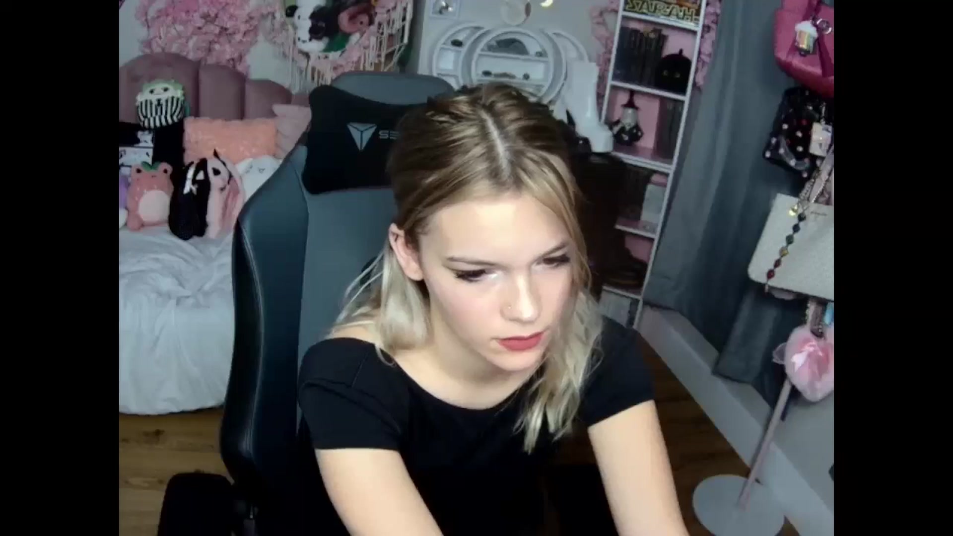 Gallery image thumbnail from Lil__Bunny's myfreecams stream on, 12/01/2024, 22:21 image 15 of 20