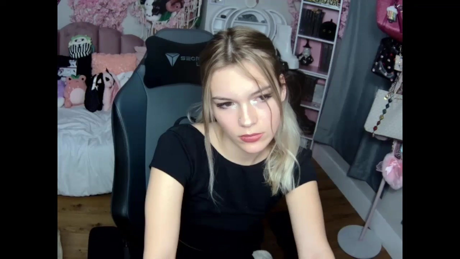 Gallery image thumbnail from Lil__Bunny's myfreecams stream on, 12/01/2024, 22:21 image 6 of 20