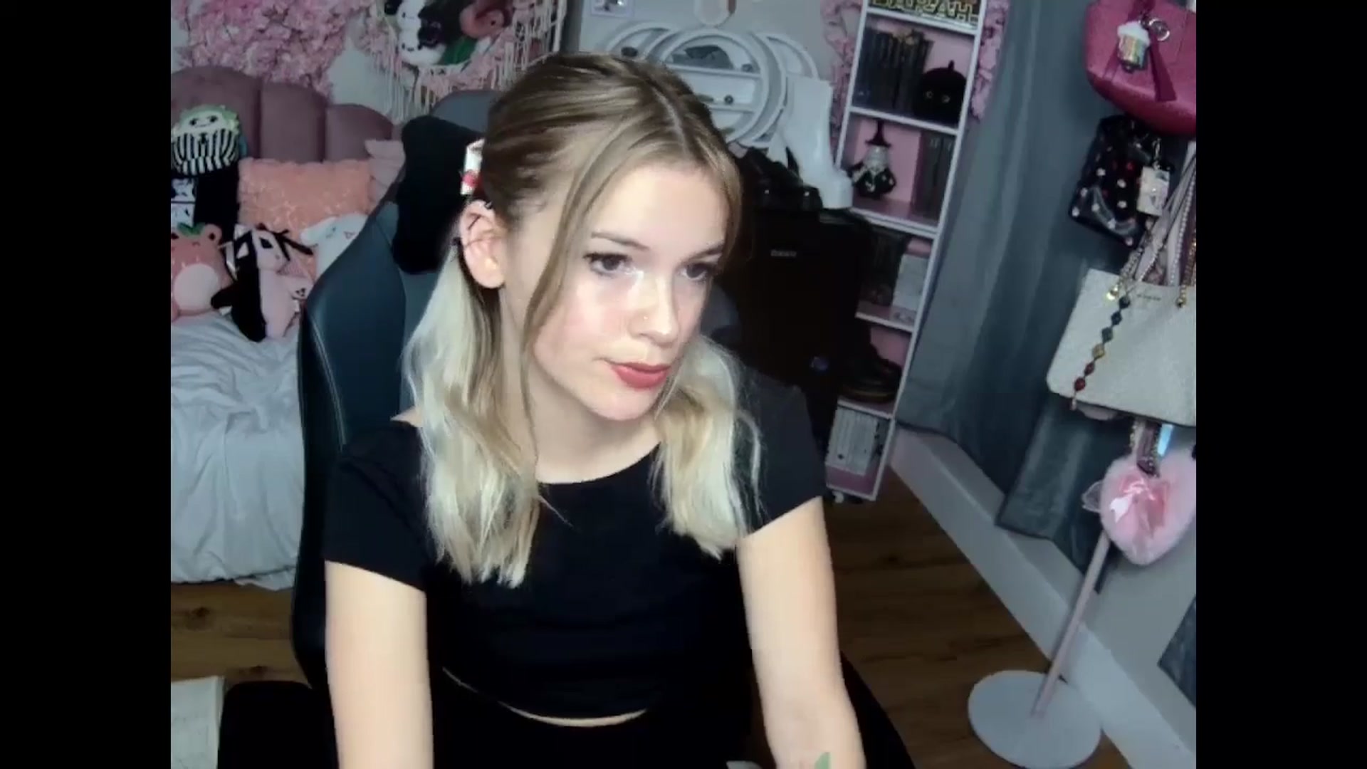 Gallery image thumbnail from Lil__Bunny's myfreecams stream on, 12/01/2024, 22:21 image 2 of 20