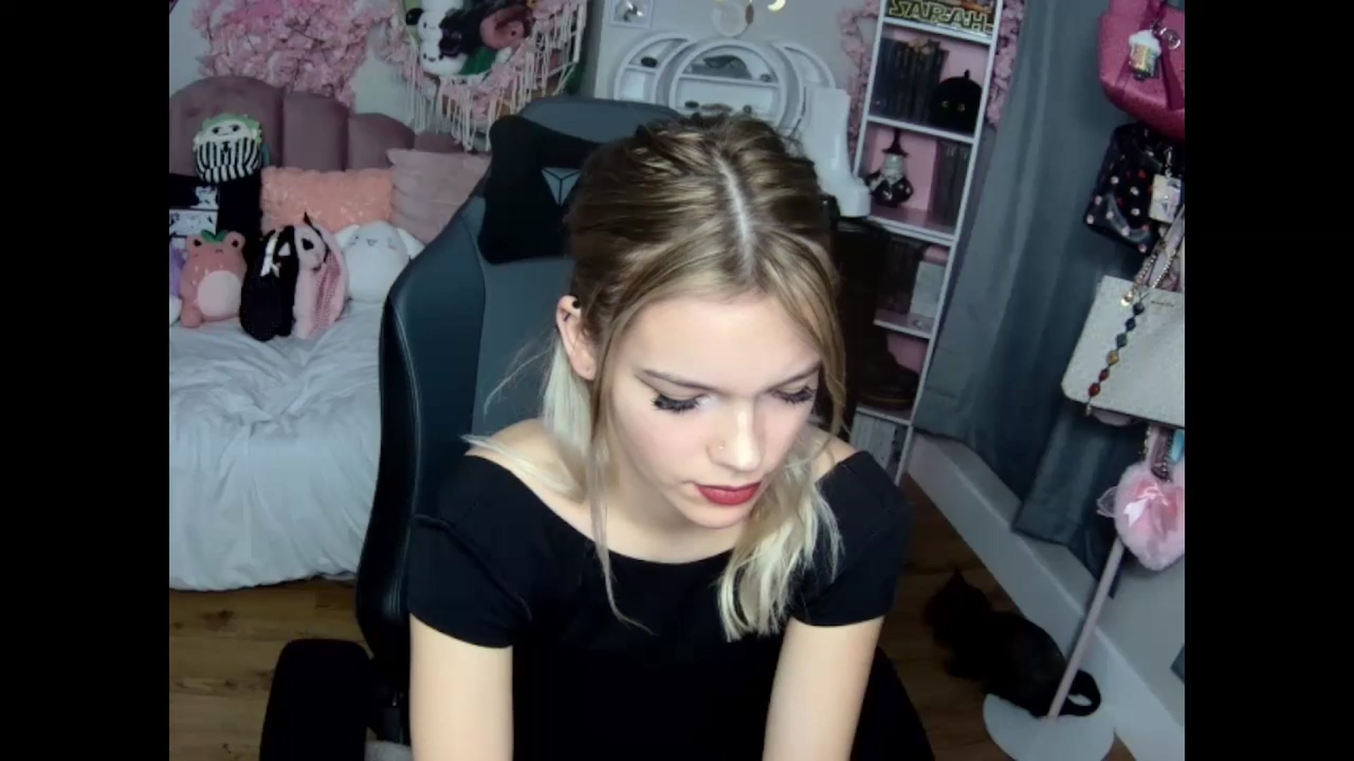 Gallery image thumbnail from Lil__Bunny's myfreecams stream on, 12/01/2024, 22:21 image 16 of 20