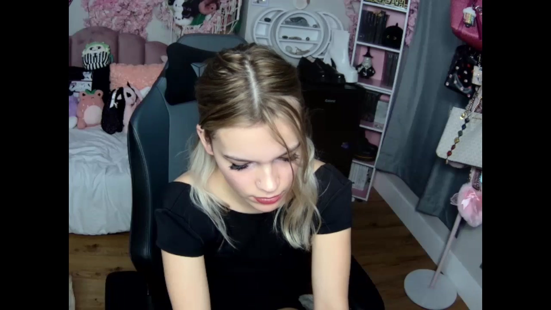 Gallery image thumbnail from Lil__Bunny's myfreecams stream on, 12/01/2024, 22:21 image 7 of 20