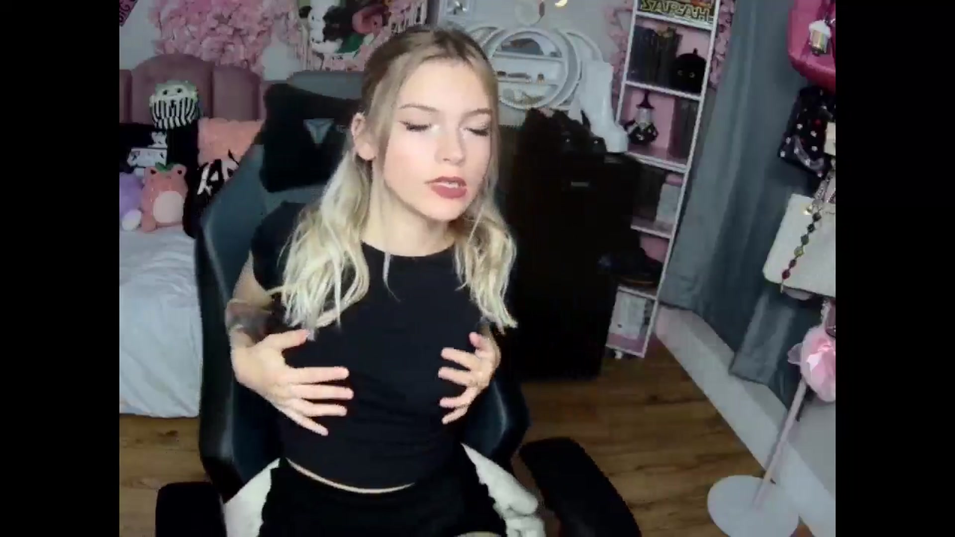 Gallery image thumbnail from Lil__Bunny's myfreecams stream on, 12/01/2024, 23:53 image 5 of 20