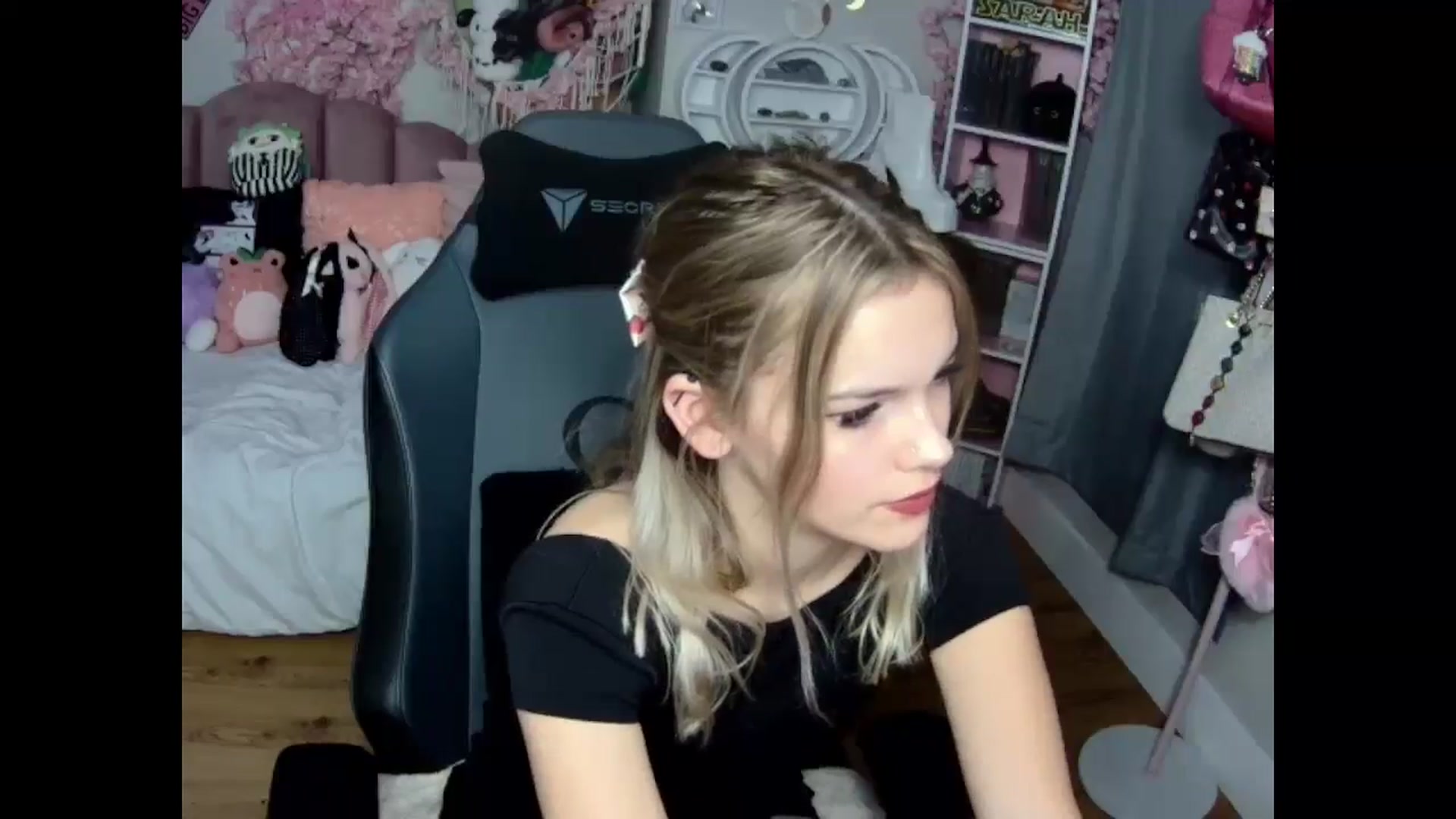 Gallery image thumbnail from Lil__Bunny's myfreecams stream on, 12/01/2024, 23:53 image 3 of 20