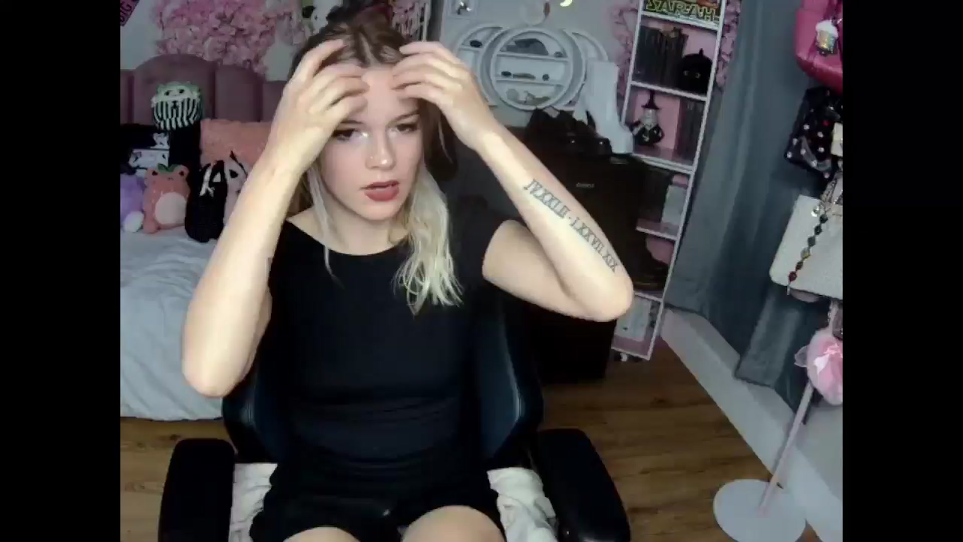 Gallery image thumbnail from Lil__Bunny's myfreecams stream on, 12/01/2024, 23:53 image 1 of 20