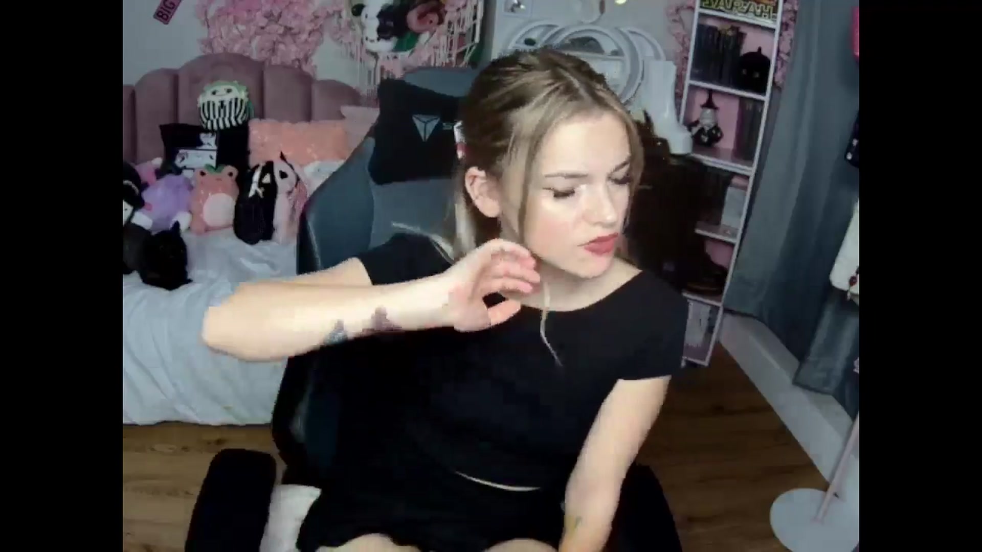 Gallery image thumbnail from Lil__Bunny's myfreecams stream on, 12/01/2024, 23:53 image 15 of 20