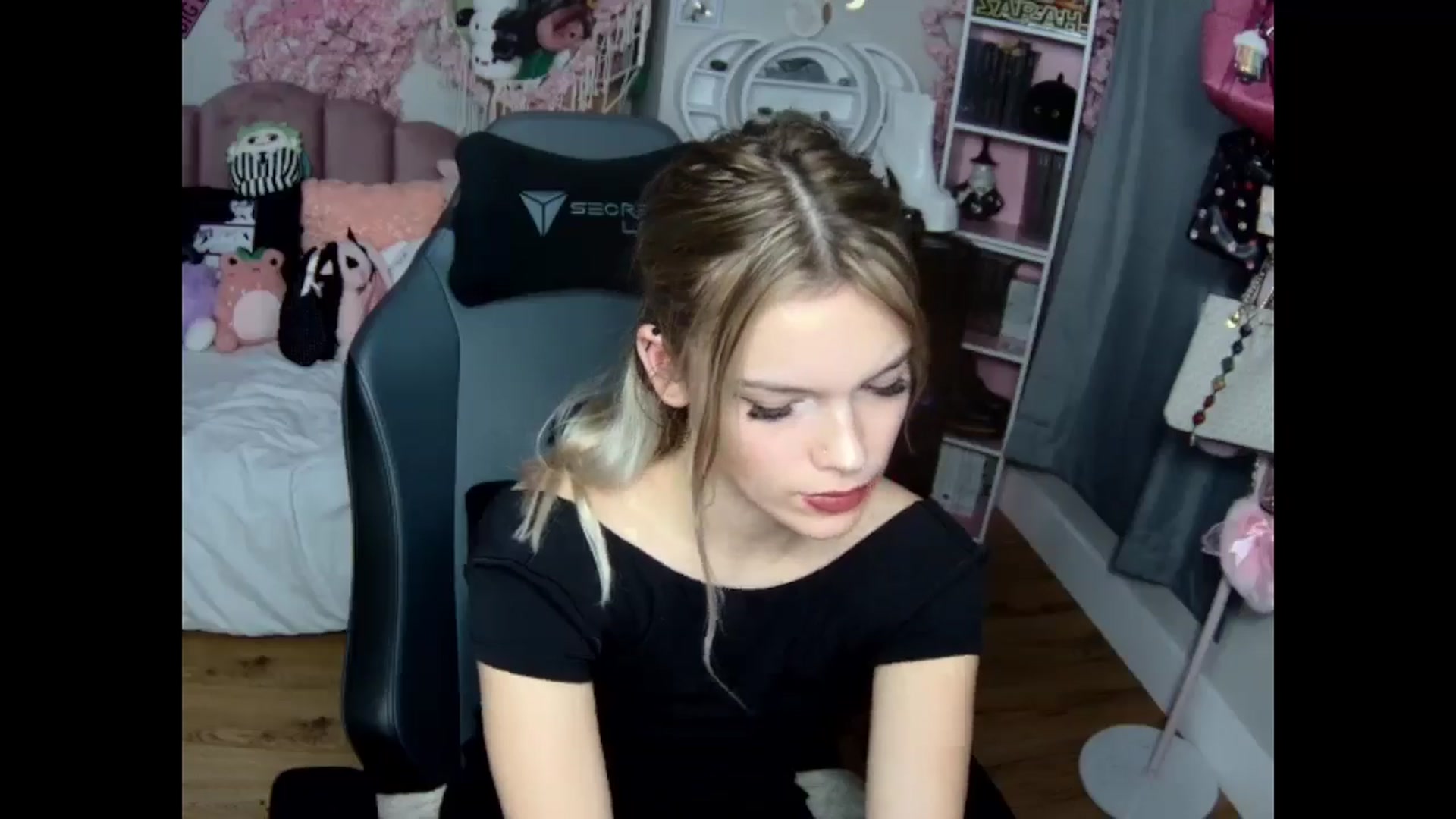 Gallery image thumbnail from Lil__Bunny's myfreecams stream on, 12/01/2024, 23:53 image 4 of 20