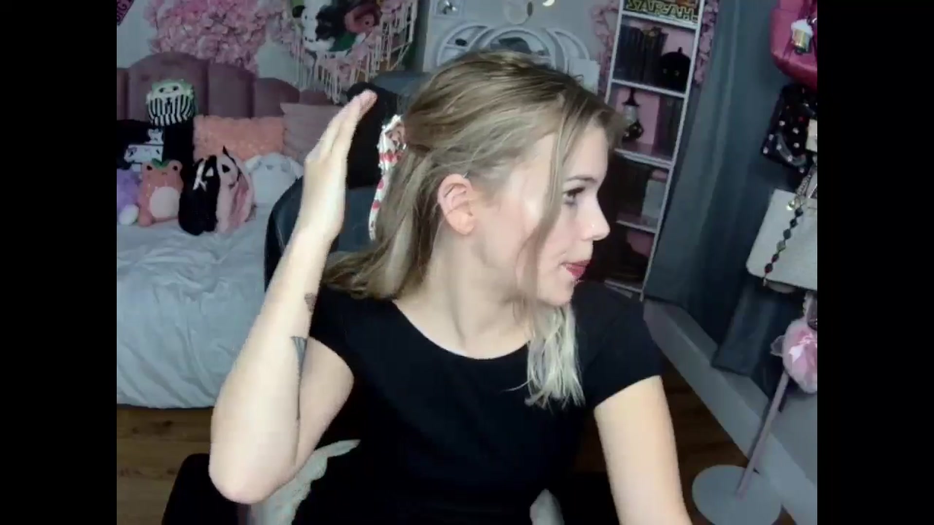 Gallery image thumbnail from Lil__Bunny's myfreecams stream on, 12/01/2024, 23:53 image 8 of 20