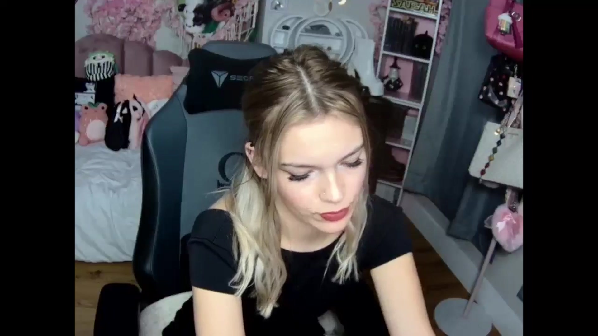 Gallery image thumbnail from Lil__Bunny's myfreecams stream on, 12/01/2024, 23:53 image 10 of 20