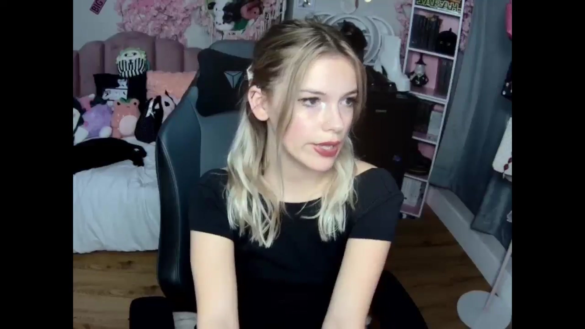 Gallery image thumbnail from Lil__Bunny's myfreecams stream on, 12/01/2024, 23:53 image 20 of 20