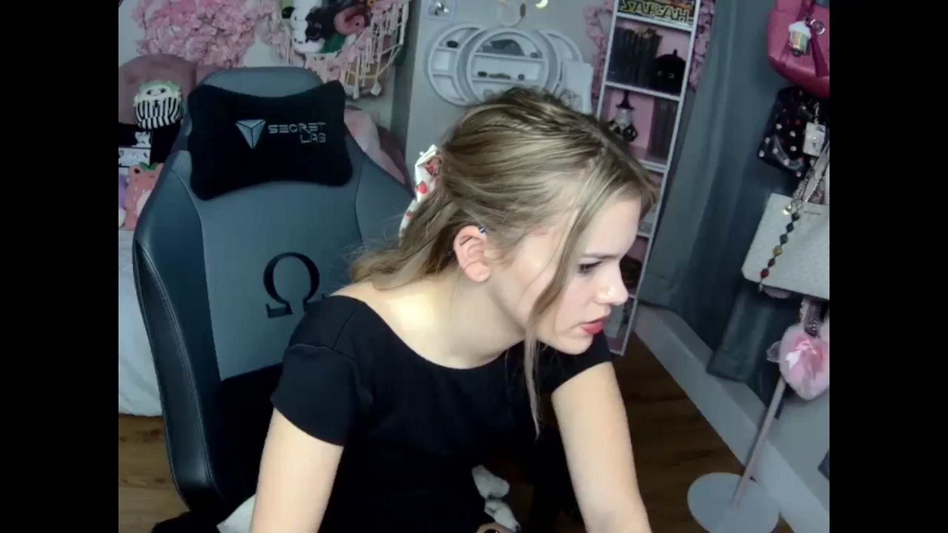 Gallery image thumbnail from Lil__Bunny's myfreecams stream on, 12/01/2024, 23:53 image 12 of 20