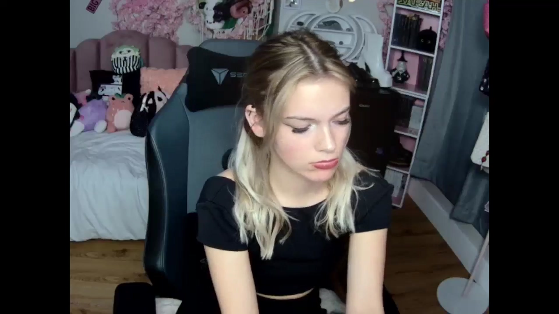 Gallery image thumbnail from Lil__Bunny's myfreecams stream on, 12/01/2024, 23:53 image 17 of 20