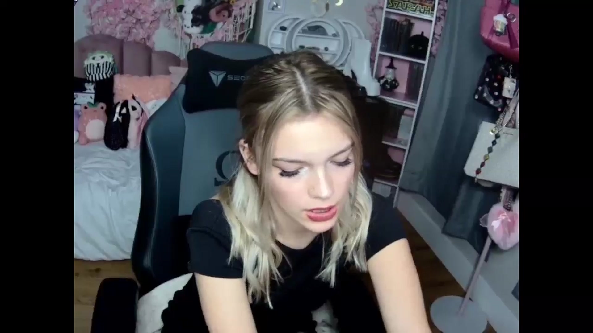Gallery image thumbnail from Lil__Bunny's myfreecams stream on, 12/01/2024, 23:53 image 11 of 20
